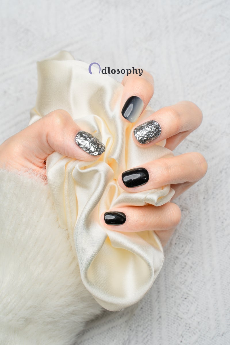 Nailosophy أظافر جل مضغوطة يدوية الصنع باللون الأسود المدخن مع فضة ملموسة | شكل مربع - Image 5